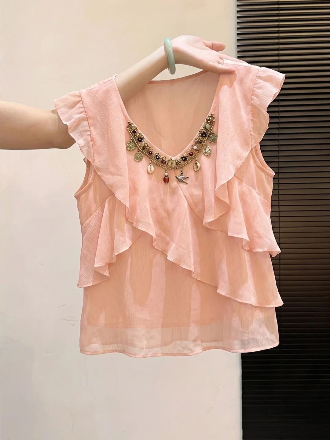 

Fashionable V-Neck Sleeveless Shirt Women's Design Sense Lace Trim Summer Age-Defying Versatile Top Korean Style Straight Cut