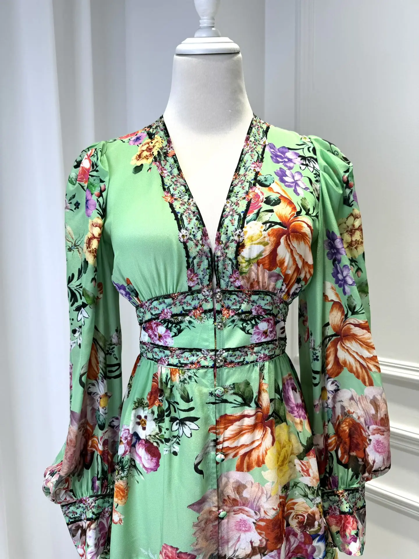 비즈 장식 여성용 100% 실크 미니 드레스 플로럴 프린트 브이넥 긴 소매 탄력 있는 허리 캐주얼 그린 로브