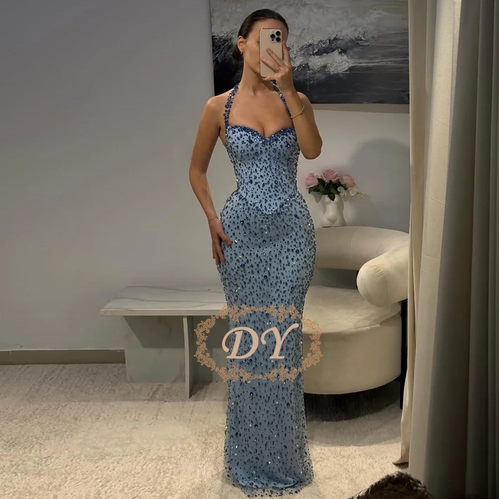 DY Luxuriöses blaues Abendkleid mit Handkristallen aus Saudi-Arabien, Neckholder-Meerjungfrauenkleid mit Cape, kostenlos anpassbar
