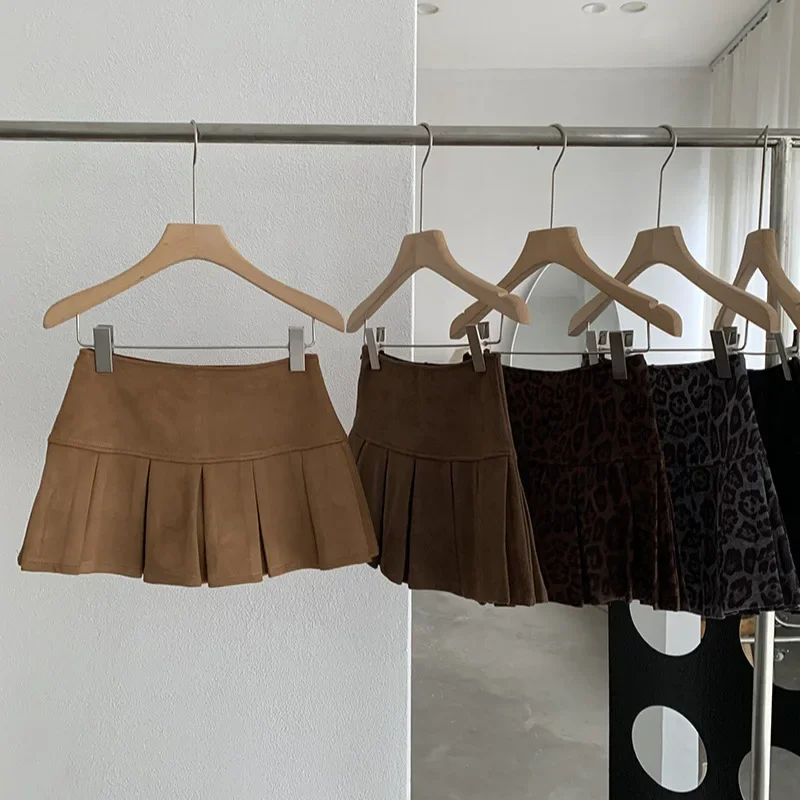 Oumale لون نقي من جلد الغزال تنورة صغيرة المرأة الخريف جديد الكورية نمط التخسيس مكافحة الضوء مطوي تنورة قصيرة ألف خط