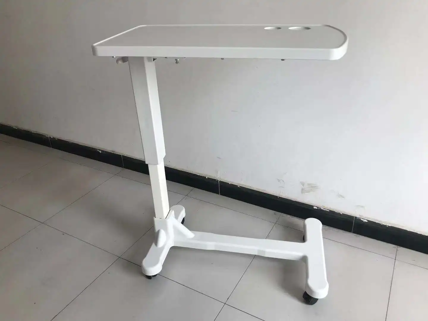 الشركات المصنعة رخيصة عالية الجودة طاولة متنقلة طبية مع عجلات طاولة السرير يمكن رفع مستشفى التمريض المنزل طاولة وجبة السرير #3
