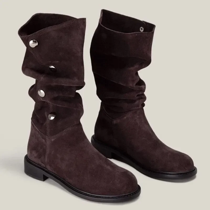 

Замшевые сапоги в стиле ретро, женские осенние новые стильные высокие сапоги на низком каблуке с мягкой подошвой и нескользящими заклепками