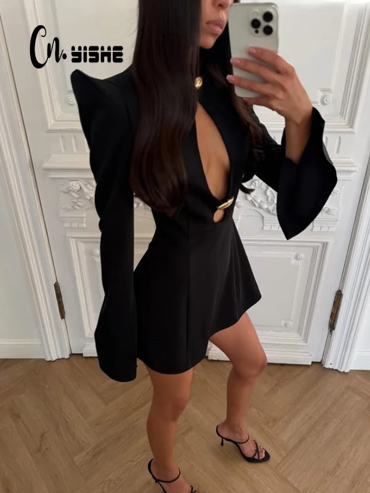 שמלת בודיקון סקסית עם פרטי מתכת וחיתוכים 👗