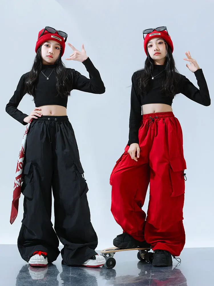 ชุดเต้นแจ๊สสำหรับเด็กผู้หญิง ชุดเต้นเคป๊อป ชุดฮิปฮอปสำหรับเด็ก ชุดแสดงบนเวที เสื้อยืดสีดำ กางเกงคาร์โก้สีแดง
