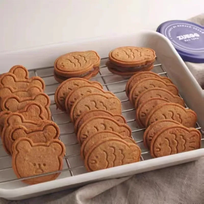 Cute Graffiti Abstract Cartoon Bear Cookie Cutter 3D DIY Cat Fish Dog Biscuit Cookie Mold Baking Tool Fondant Cake Stamp Mold