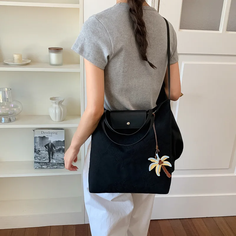 New Chinese-style elegant embossed niche design shoulder bag for girls, perfect for daily shopping and outings, an eye-catching