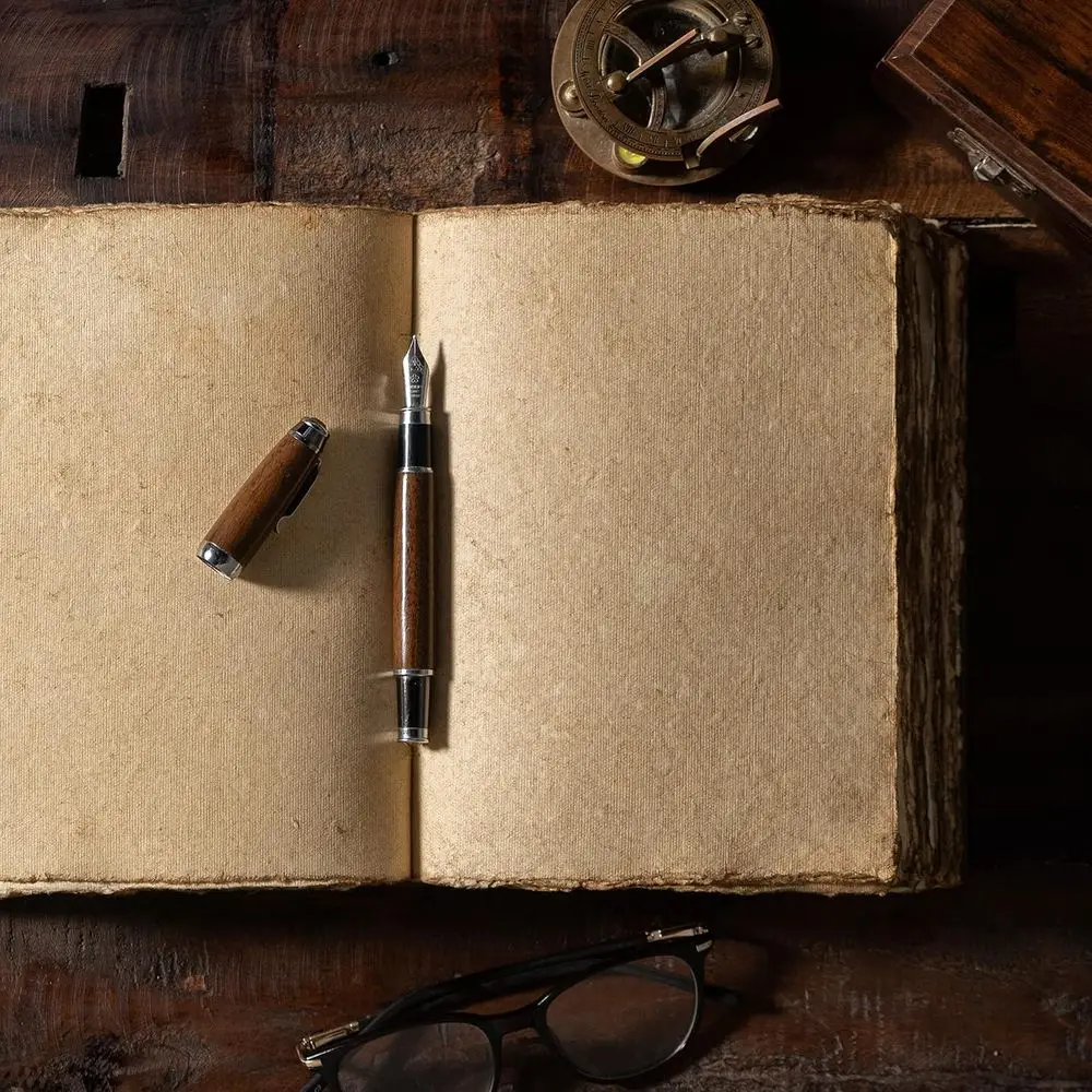 革装丁のヴィンテージ日記（デッケルエッジページ付き）：女性の旅行や日常の記録用ジャーナル