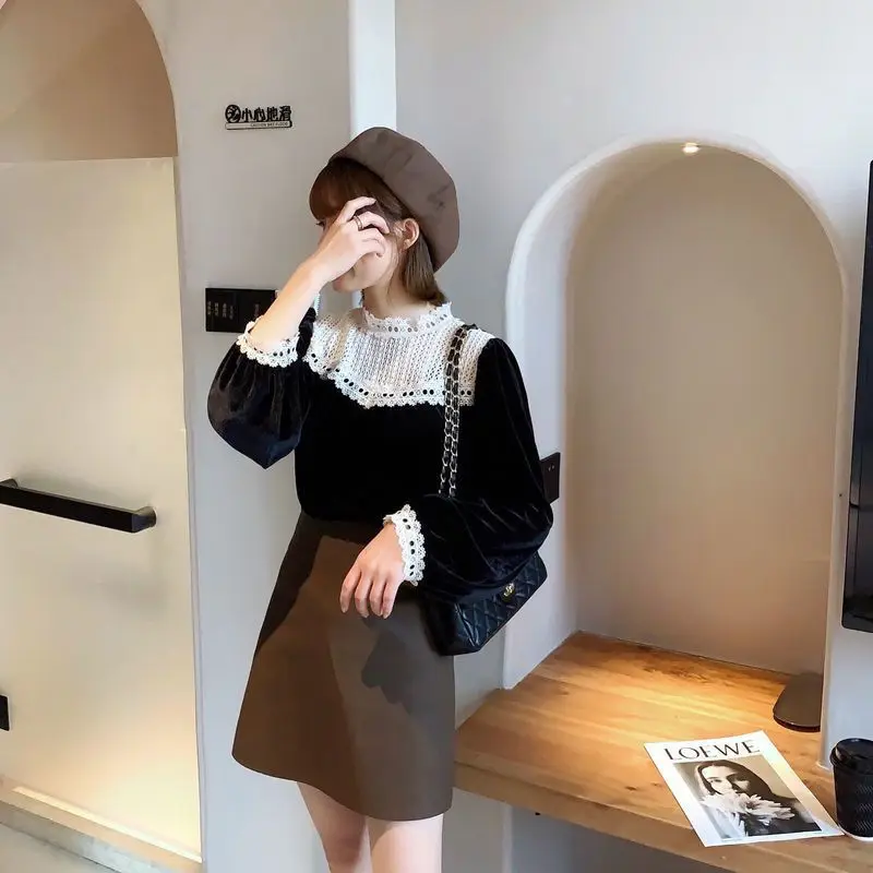 Vintage Lace Patchwork Velvet Shirt Autumn Winter Korean Solid Color Female Clothing Fashion Hollow Out Round Neck Loose Blouse