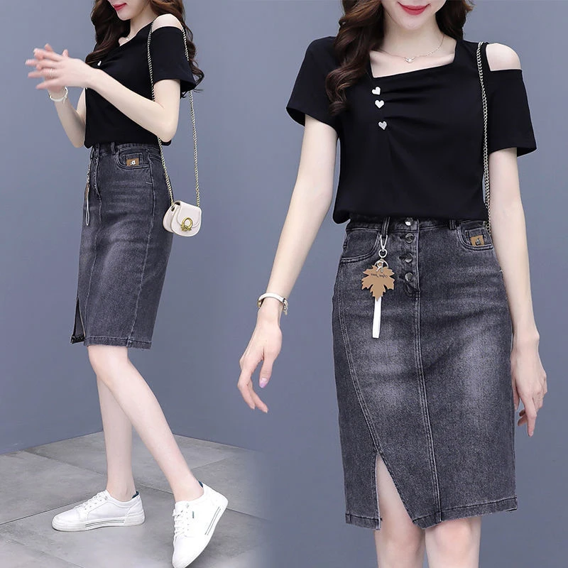 

Модный летний комплект 2026: женская футболка с коротким рукавом и джинсовая юбка-сарафан для повседневной носки (для взрослых)