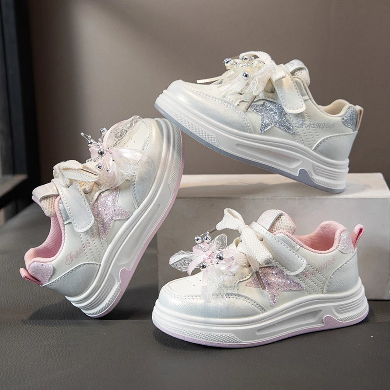 Fashion Versatile Sneakers for Little Girls 2026 New Spring Kids Sports Sneakers Soft Sole Comfort Chic School Barefoot Trainers
