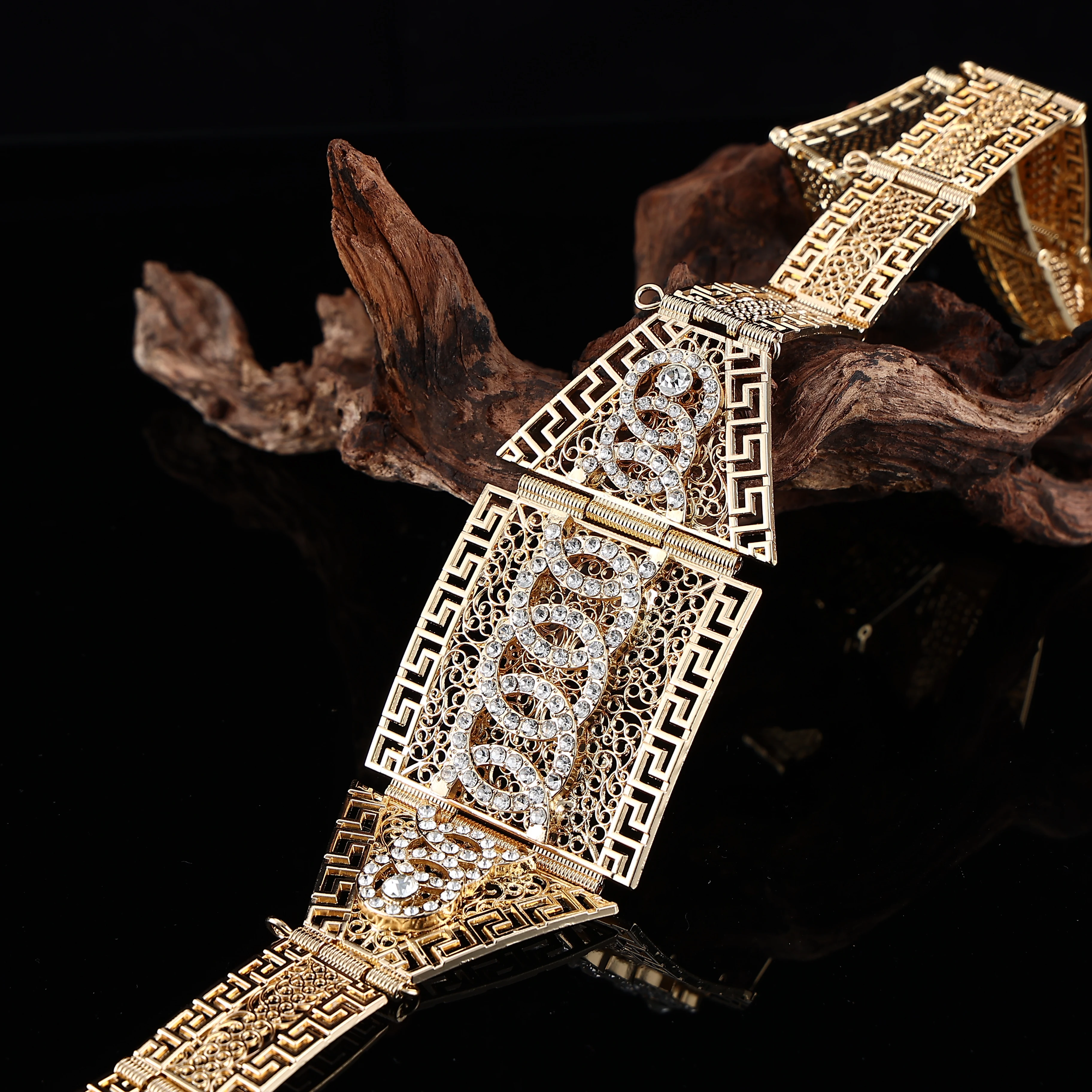 

Марокканский женский свадебный пояс с выдолбленным дизайном и инкрустацией крупным количеством страз.