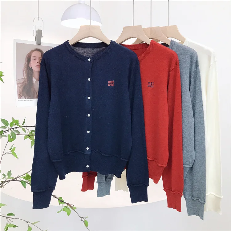 8212 Cárdigan bordado con letras blancas otoño nuevo estilo coreano mezcla de lana fresca cuello redondo botón cintura Top