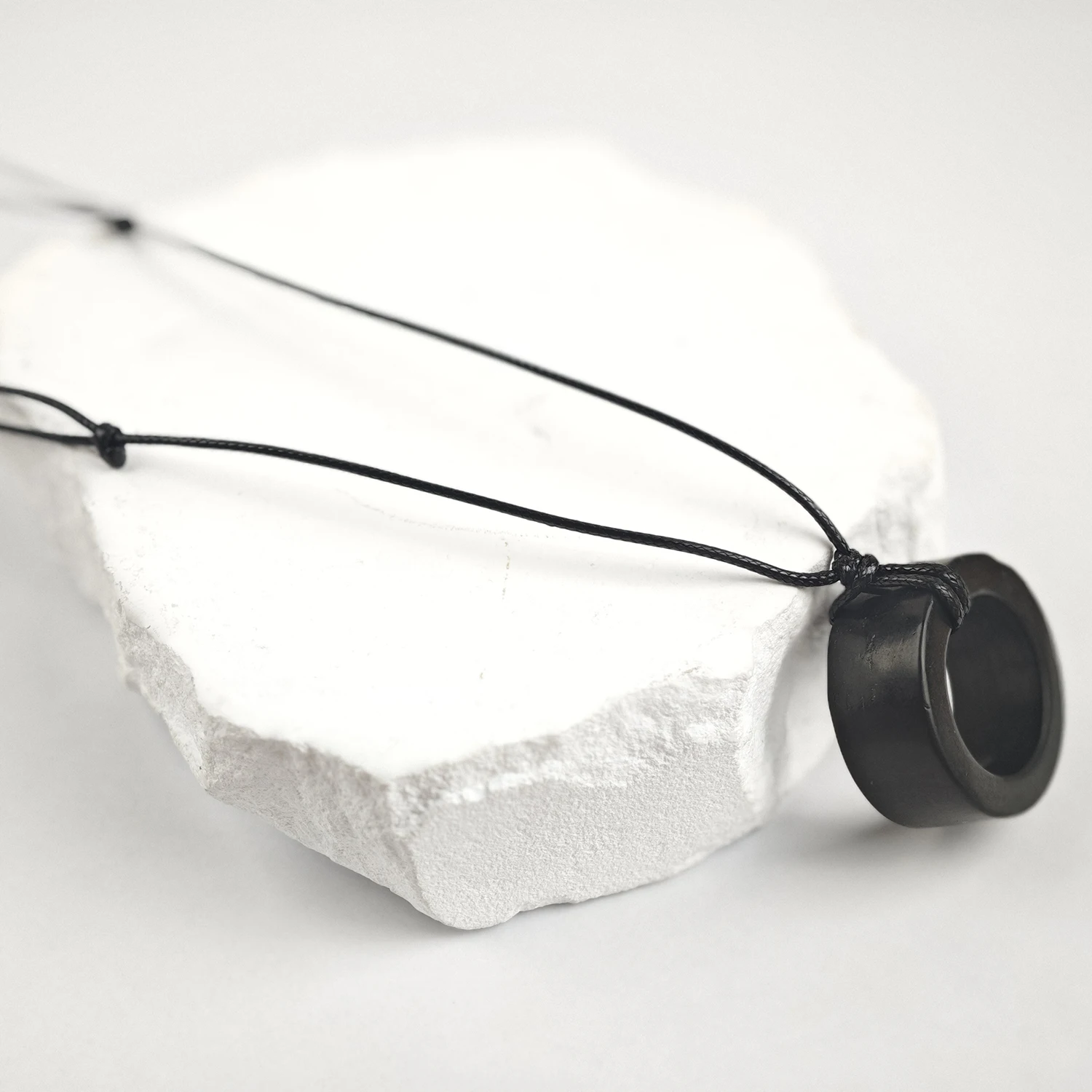 CHENYISHI Round Shungite Pendant Necklace - Natural EMF Protection Stone Unisex Healing Crystal Jewelry for Men and Women