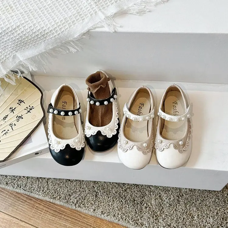 

Новые школьные туфли для девочек, весна-лето, яркие лакированные туфли с круглым носком, туфли Мэри Джейн с цветочным узором для маленьких принцесс