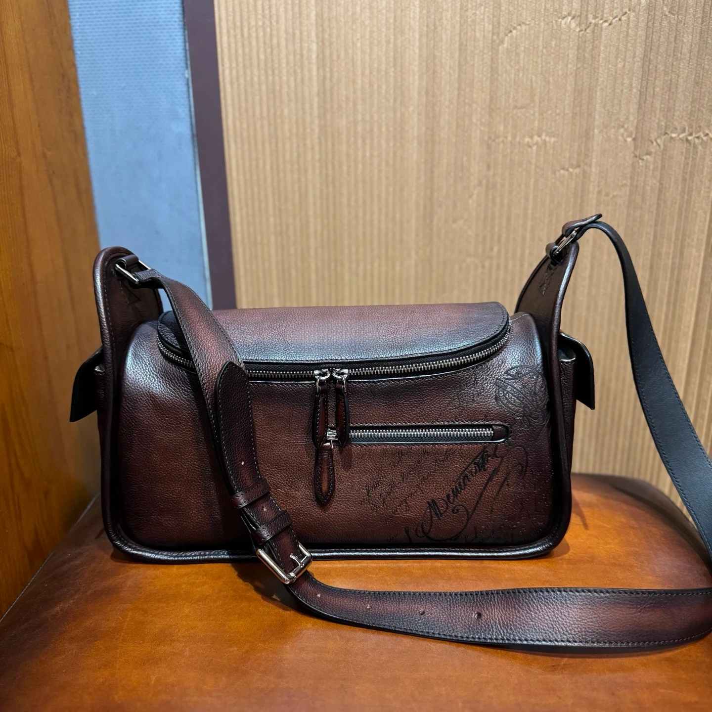 DIMY 2025 New Leather Men's Crossbody Bag 2025 New Men's Briefcase Mailman Bag Large Capacity Commuter Shoulder Bag