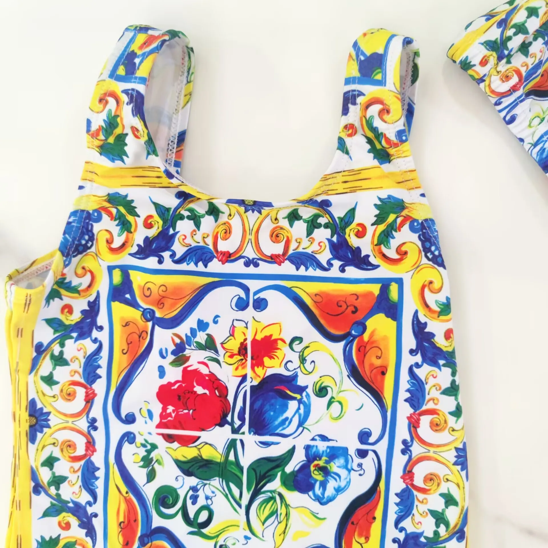 2025 ملابس السباحة للفتيات زهرة صفراء مطبوعة ملابس السباحة مخزنة ملابس السباحة سعر المصنع بالجملة فتاة بيكيني ملابس السباحة