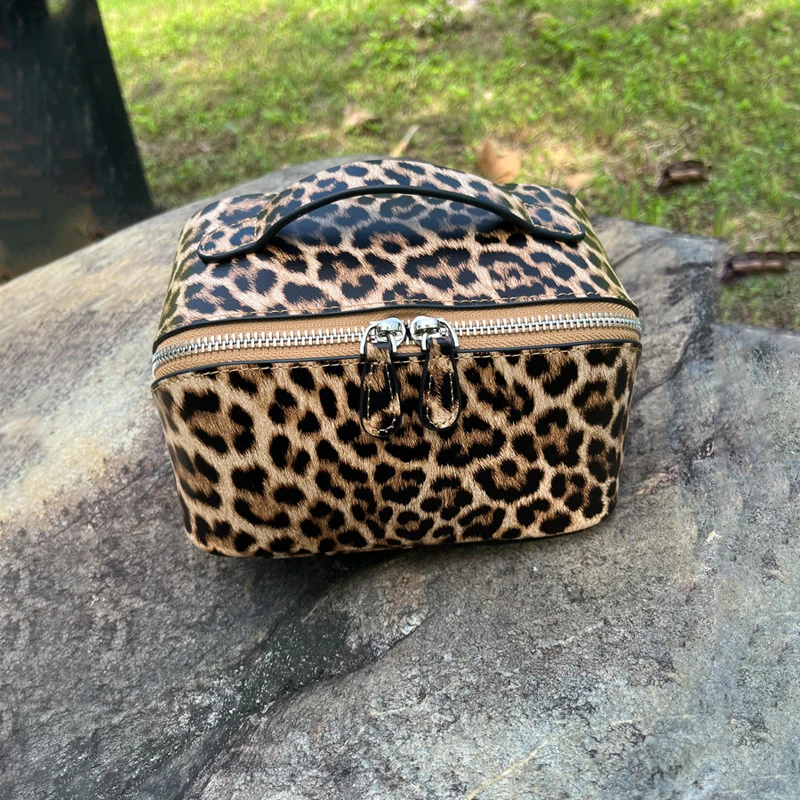 2026 new high-quality leopard print pattern cowhide makeup bag, large capacity small portable storage bag, wash bag