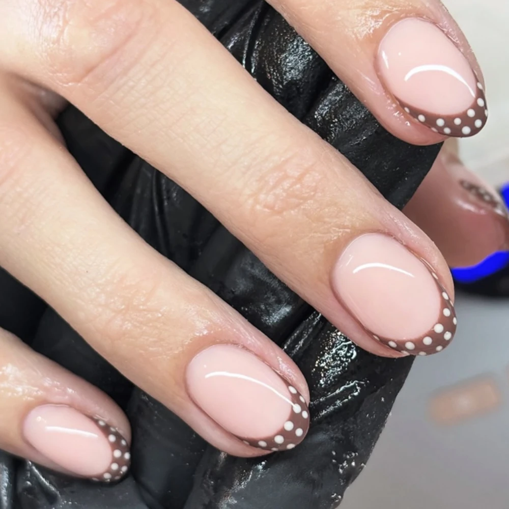 Uñas postizas blancas y redondas con lunares, arte de uñas marrón francés, uñas postizas cortas y redondas, uñas postizas con acabado desmontable, prensa en las uñas