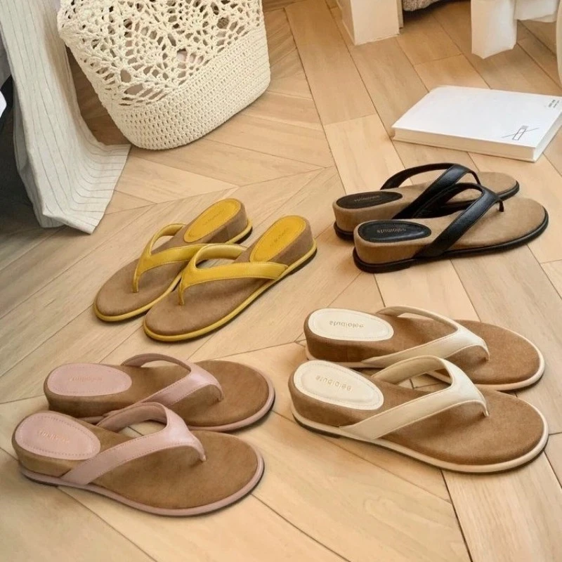 Neue Damenmode Vielseitige Flip-Flops mit runder Zehenpartie und Keilabsatz, Damen-Sandalen mit dicker Sohle, Strandschuhe, Schwarz, Weiß, Gelb, Rosa