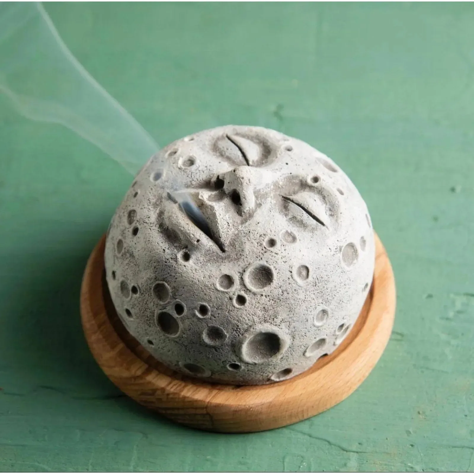 Quemador de Incienso con Forma de Luna Único para Meditación, Serenidad y Aromaterapia, Eleva tu Experiencia de Relajación