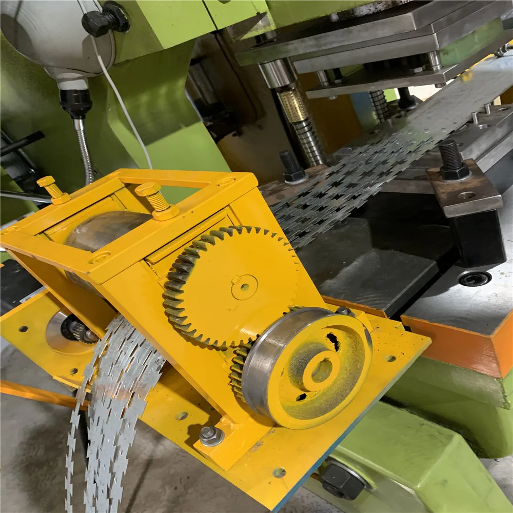 Macchina per la produzione di recinzioni in rete metallica spinata con rasoio automatico in filo metallico di nuova progettazione in fabbrica