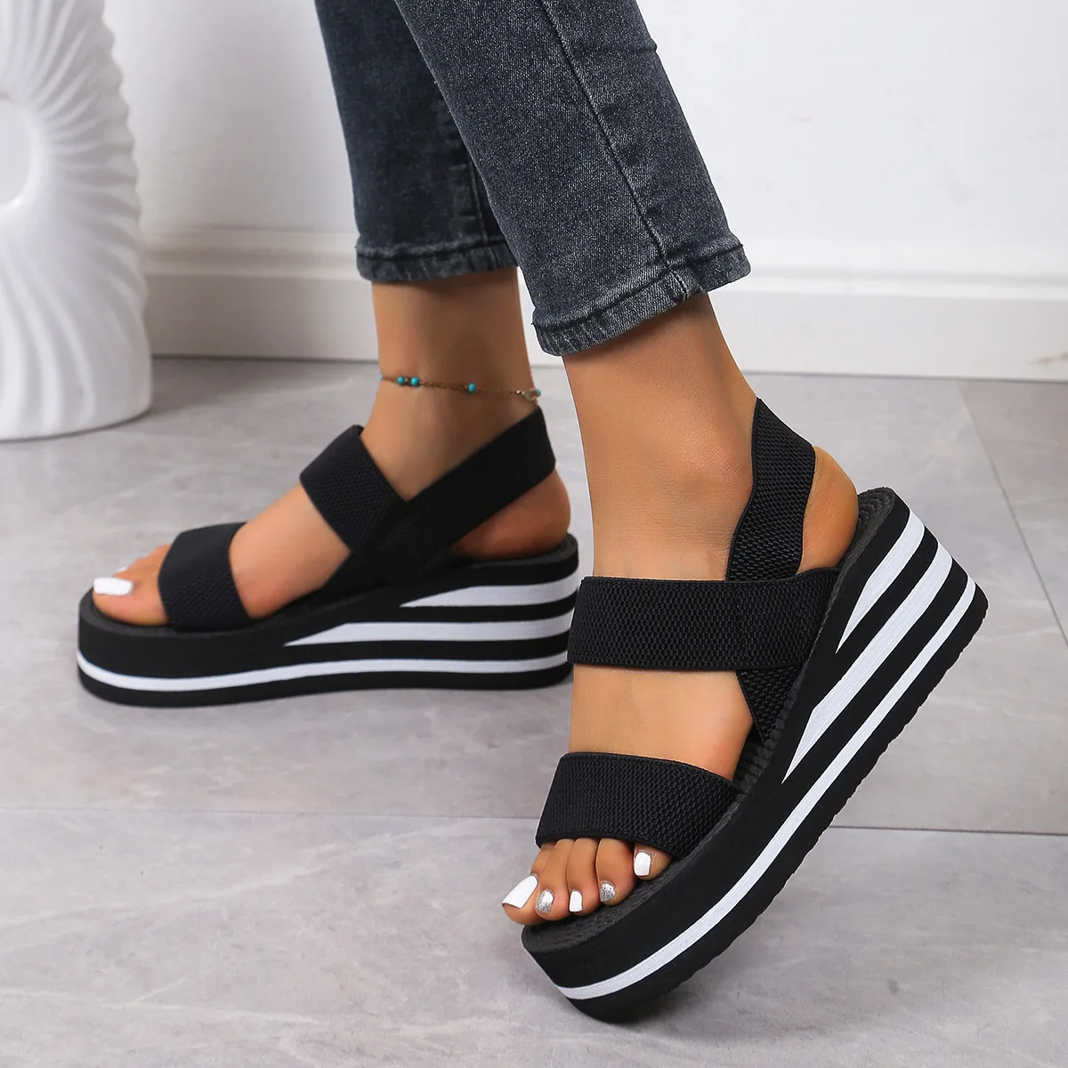 Minimalistische Keilsandalen für Damen, offene Zehenpartie, dicke Sohle, Plateau-Freizeitsandalen, Knöchelriemen, Slingback-Sandalen, einfarbig – Detail 5