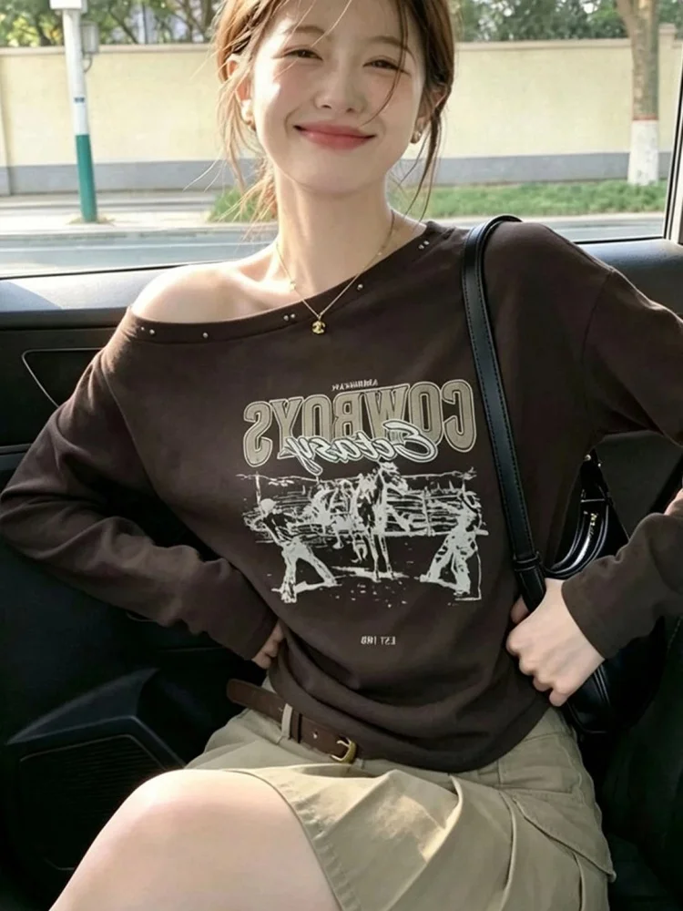 Café Brown Retro Letter Asymmetrical Shoulder Long Sleeve T-Shirt Women's Style 2026 New Design Base Shirt Shoulder Bared Top
