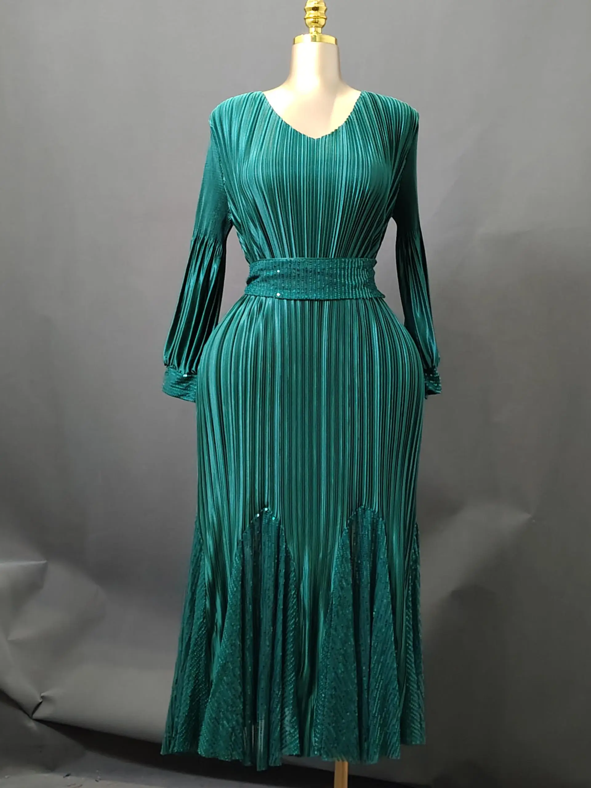 Elegantes Maxikleid mit langen Ärmeln, Plissee, Pailletten-Gürtel und Patchwork-Saum für Hochzeitsgäste, Damen, Übergröße – Detail 4