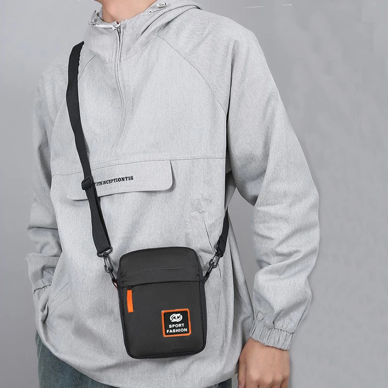 الحقيبة ذات الألوان المحايدة ذات التصميم المألوف والبسيط هي خيار ممتاز للحمل عبر الجسم أو كهدية. #5