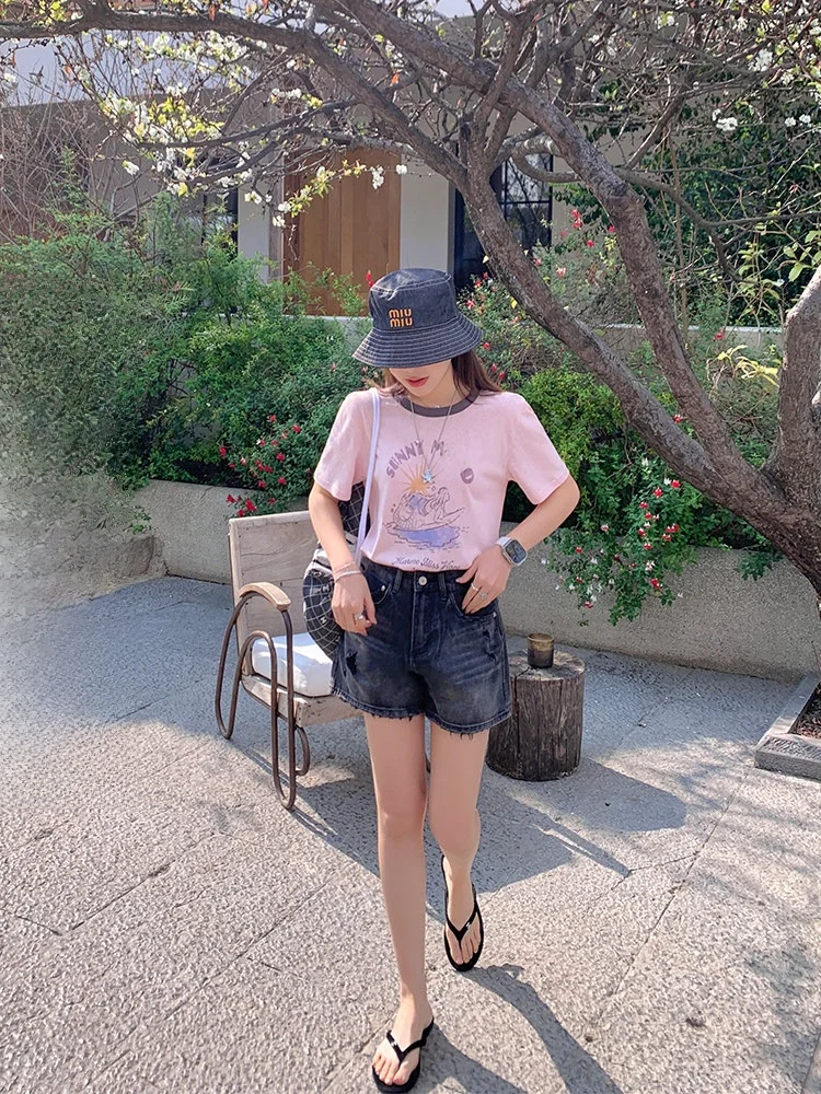 

Женский модный весенний комплект из двух предметов: вышитый топ с вырезами и рукавами-фонариками и шорты А-силуэта из хлопка с длинными рукавами.