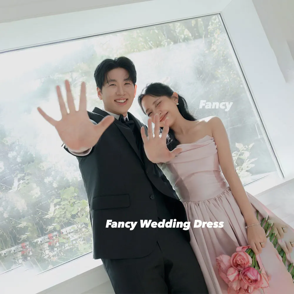 Ausgefallenes, schlichtes, trägerloses, rosafarbenes Hochzeitskleid in A-Linie aus weichem Tüll, bodenlanges Brautkleid mit Korsett am Rücken, individuell gestaltet