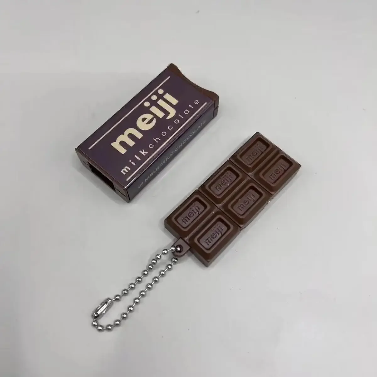 Bandai Japanischer Stil Simuliertes Meiji Schokoladen-Fidget-Spielzeug Stressabbau-Schlüsselanhänger Biegbarer Snap-Anhänger Kreative Geschenke Spielzeug