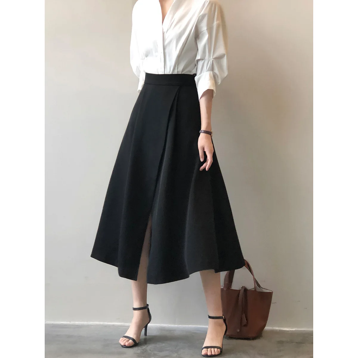 กระโปรงเอวสูงอารมณ์สง่างามสําหรับผู้หญิงในฤดูใบไม้ผลิ 2025 กระโปรงยาวกลางทรงเอสีดําพร็อพผ่า