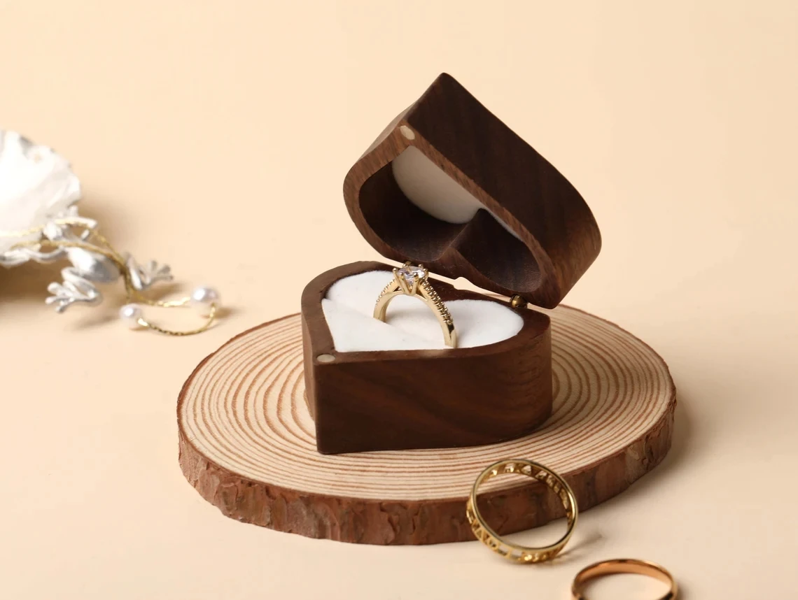 1PCS Love Heart Shaped Walnut Wood Ring Box Free Engraving Name For Wedding Ceremony Jewelry Box Storage Proposal Wedding Gift