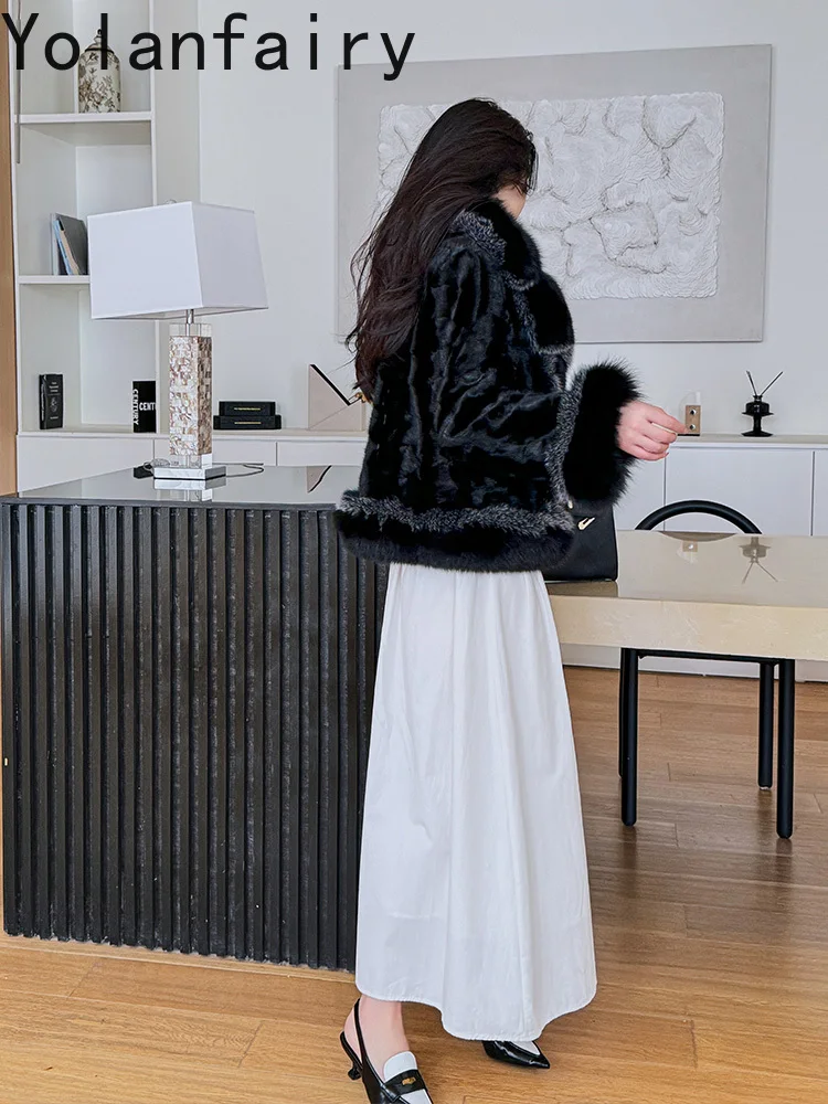 معطف فرو أسود حقيقي من YOLANFAIRY سترات من المينك للنساء لشتاء 2025 معطف فرو كوري قصير دافئ للسيدات بياقة من فرو الثعلب Abrigos Mujer