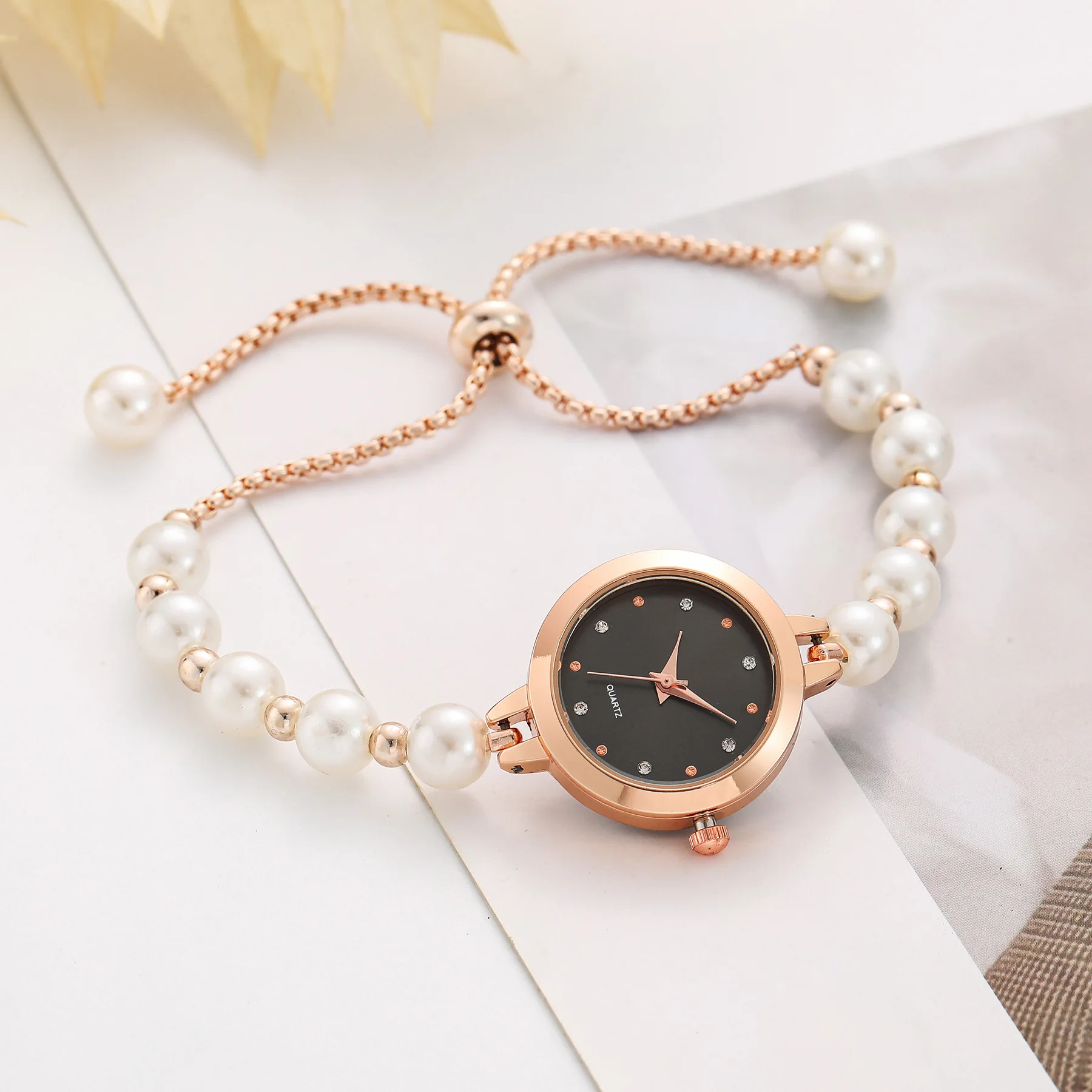 ใหม่สไตล์ Minimalist สร้อยข้อมือมุกผู้หญิงควอตซ์นาฬิกาแฟชั่นการออกแบบแผ่นดิสก์ขนาดเล็กหรูหราเครื่องประดับนาฬิกาผู้หญิง