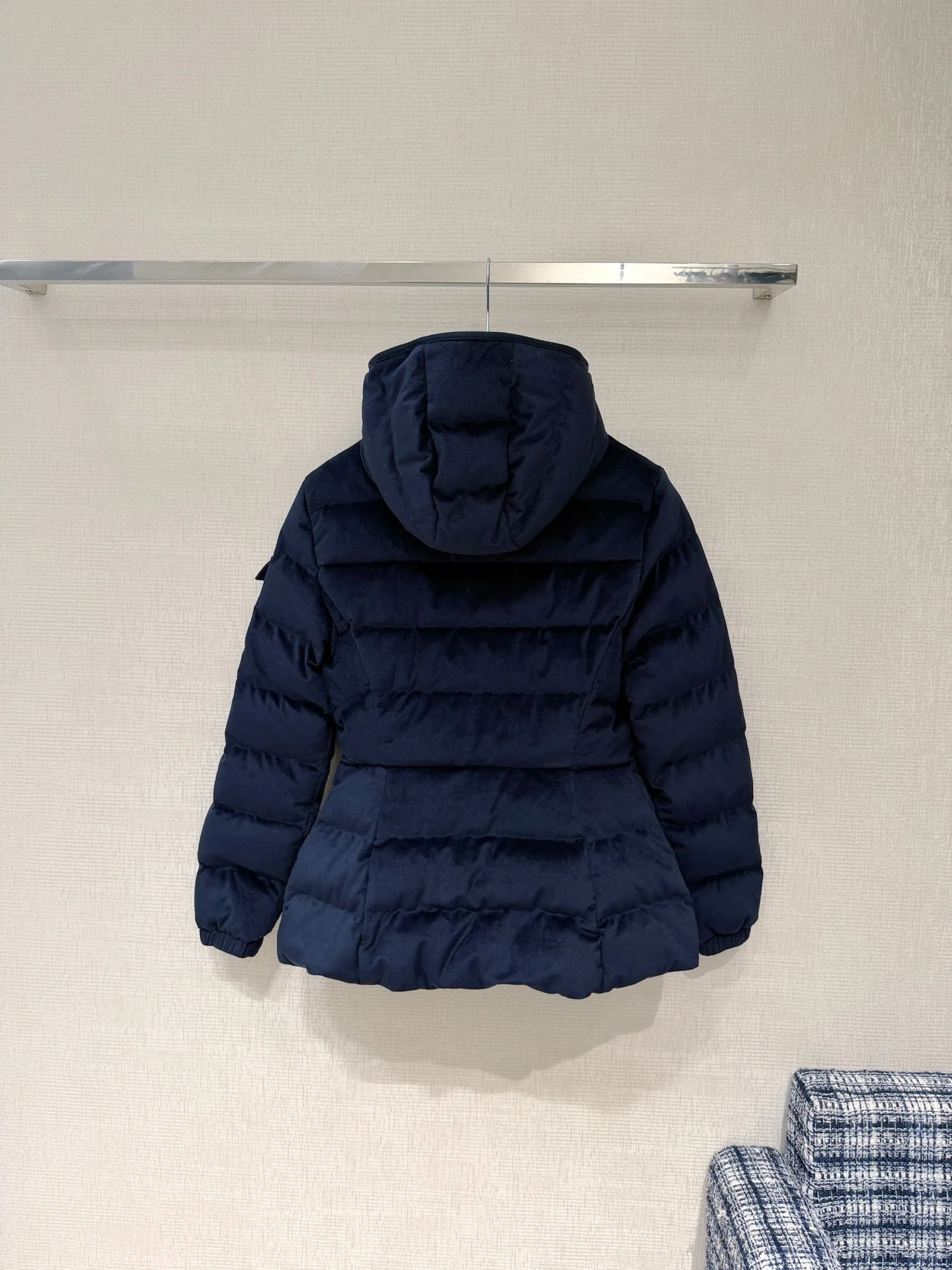 2025, Winter-Neue Damen-Pufferjacke in Marineblau mit Kapuze, glänzender Stoff, warmer Mantel, modisch, lässig, kurze Oberbekleidung mit Taschen