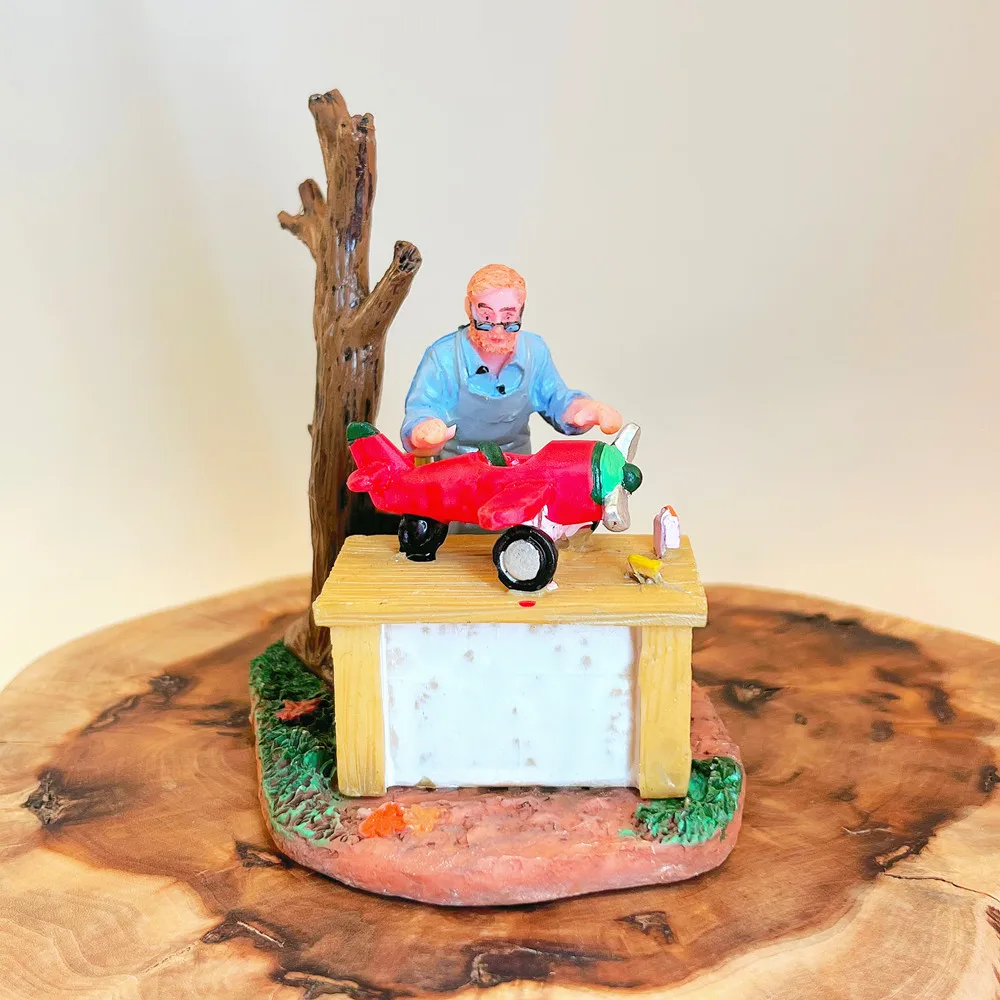 Artisan du village de Noël fabriquant un avion jouet en résine, figurine décorative pour la maison, objet de collection