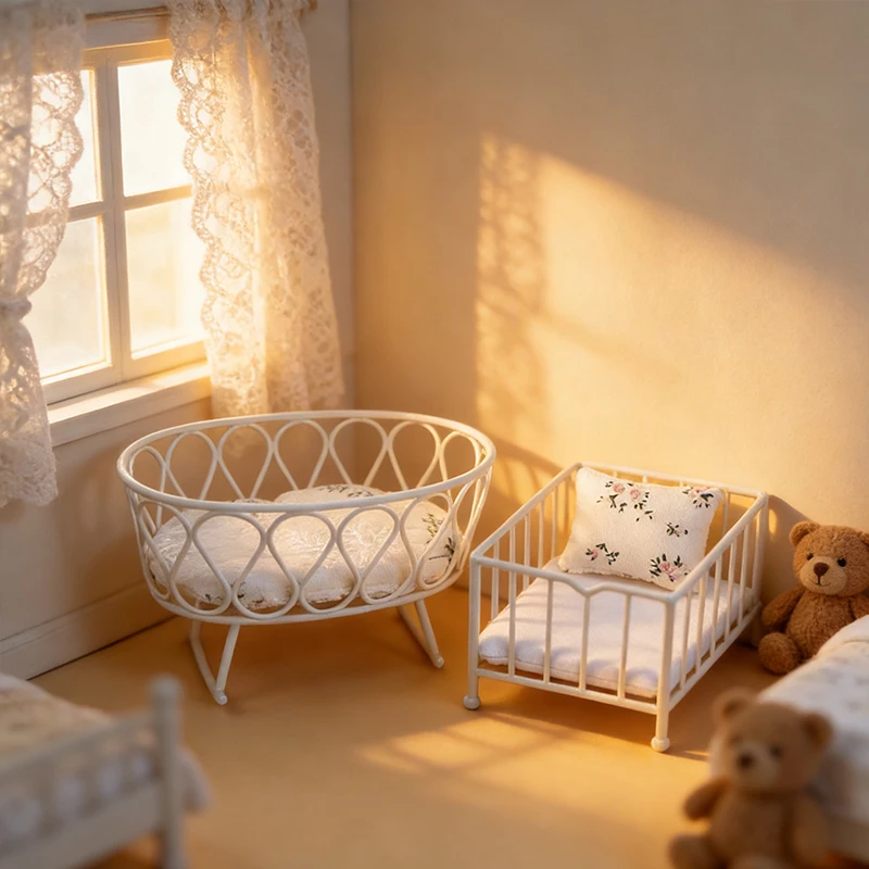 Poppenhuisaccessoires 1:8-1:12 schaal mini gietijzeren wieg slaapbank, geschikt voor poppenhuismeubilair, model huisdecor