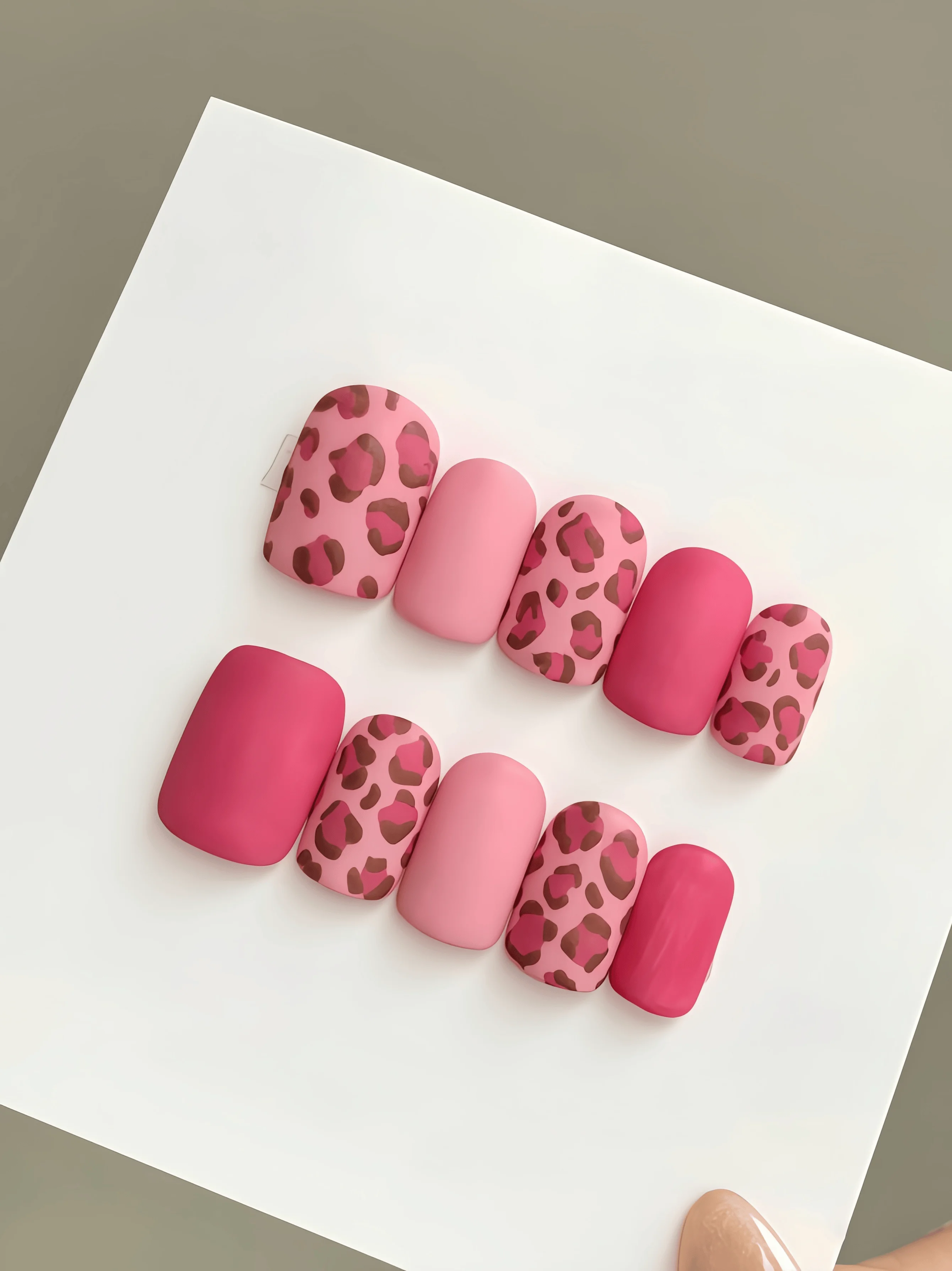 10 Pieces of Handmade Full-Cover Nail Tips, Medium Length, Matte Pink Leopard Print, Sweet and Cool Style, Suitable for Autumn and Winter Nightclub Parties, New Year's Parties, Street Style Outfits, Night Market Outings, and as a Gift for Friends, Includes Jelly Glue + Nail File