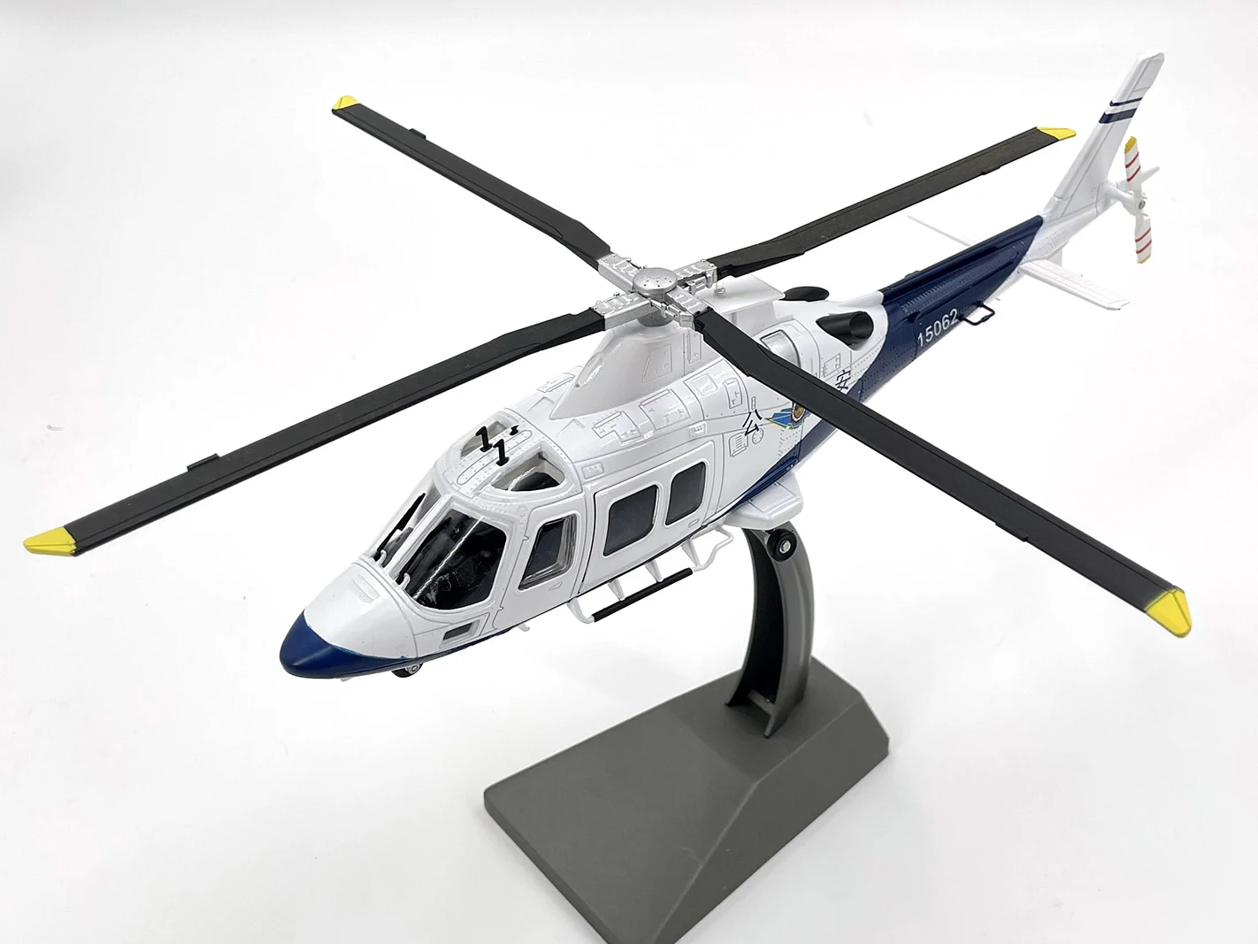 Scale 1/32 Agusta AW109 Helicopter Aviation Simulation Model Alloy Finished Product Collection Toy Gift