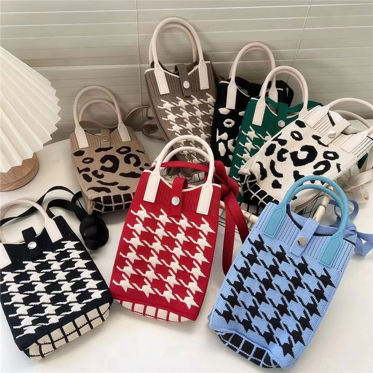 Fashion Shoulder Bag Mini Knitted Mobile Phone Bag. Adjustable Shoulder Straps. Trendy Korean Version Fashionable Handbag