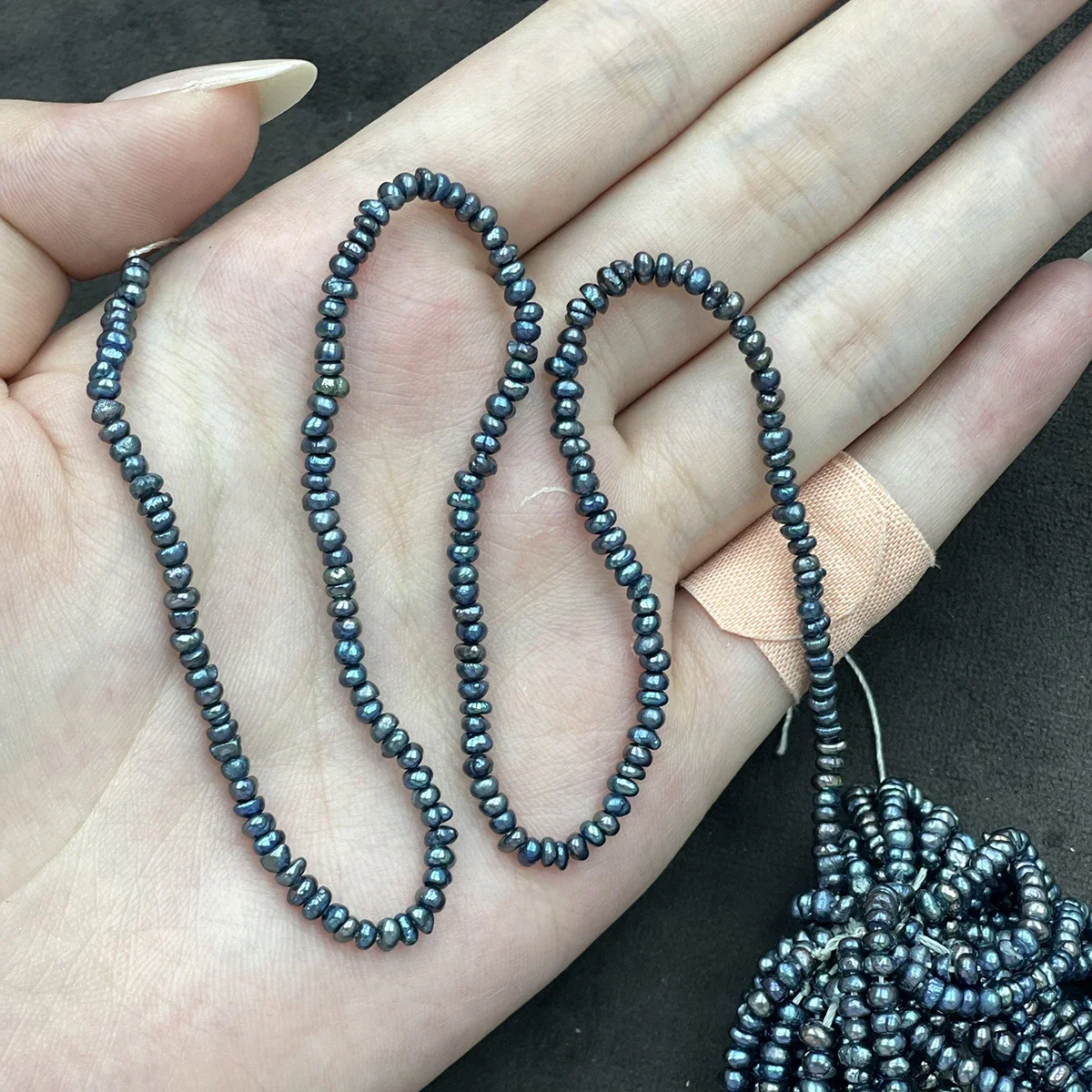 3-4mm schwarze, brötchenförmige Süßwasserperlen, 36cm Strang, flache lose Perlen für DIY-Schmuckherstellung für Halsketten und Armbänder – Detail 6