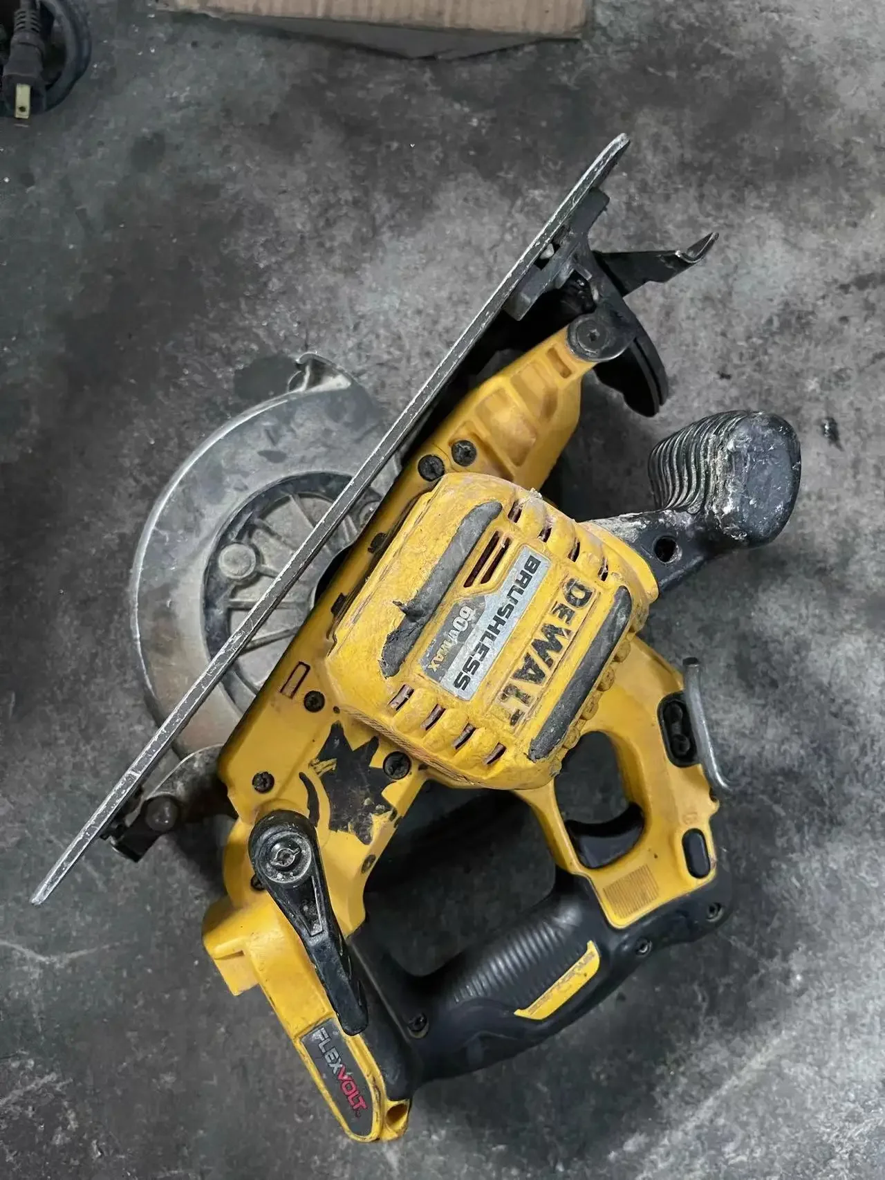 DEWALT DCS575 60V  FLEXVOLT HIGH TORQUE 190MM CIRCULAR SAW  USED (ONLY BODY)