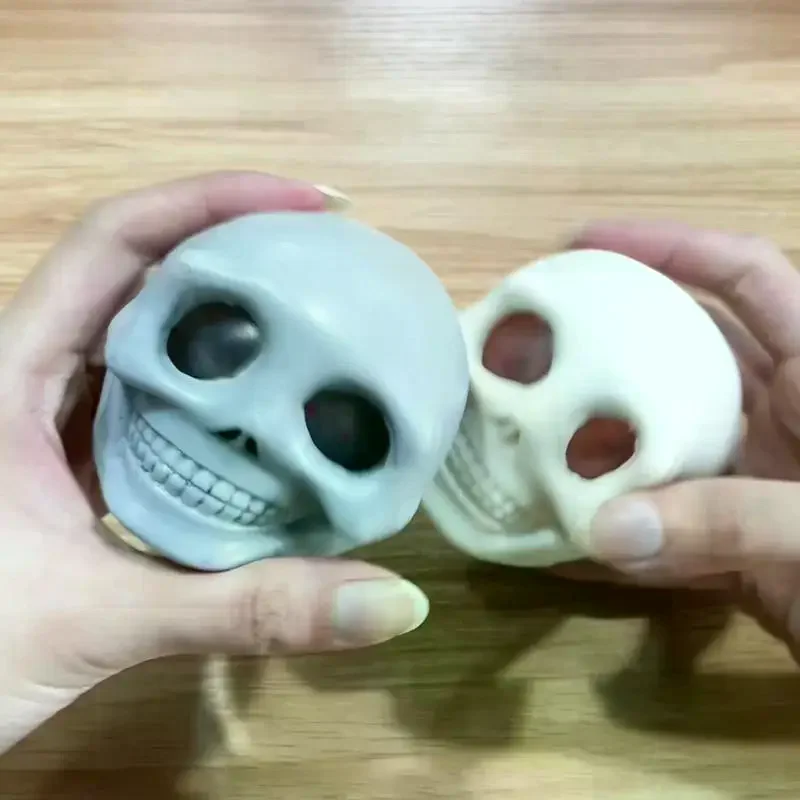 1/2 pçs espremer crânios com sangue e larvas brinquedos de brincadeira de halloween bolas de estresse espremer crânio brinquedo de descompressão