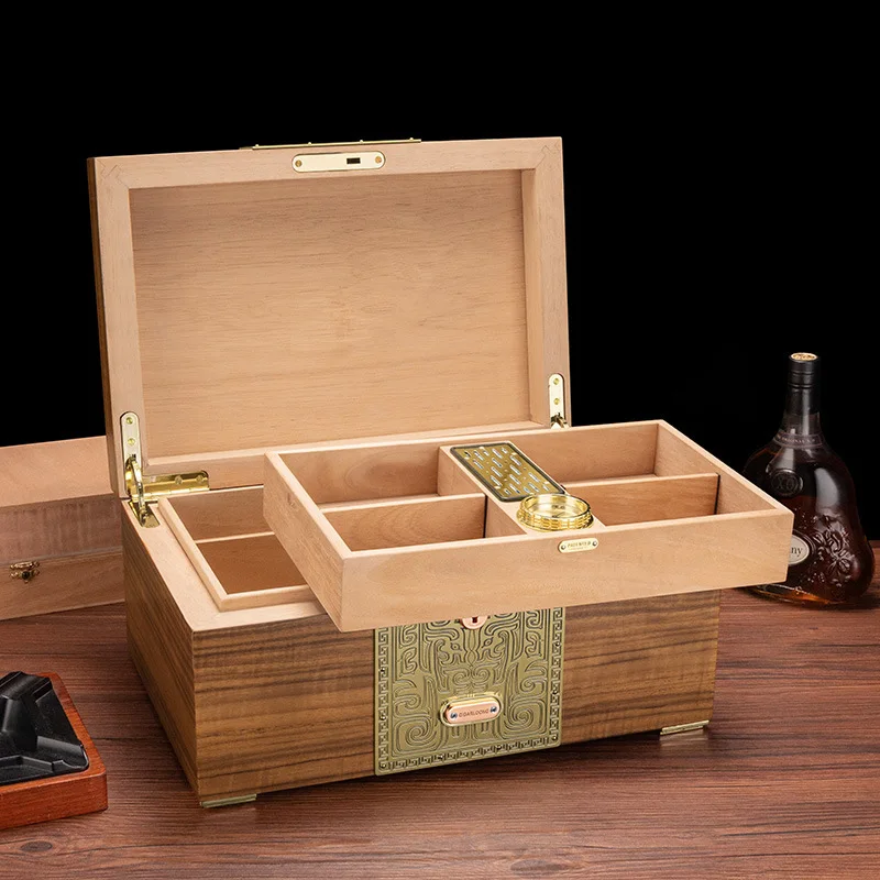Humidor, piano paint, European safety lock, humidifier hygrometer included