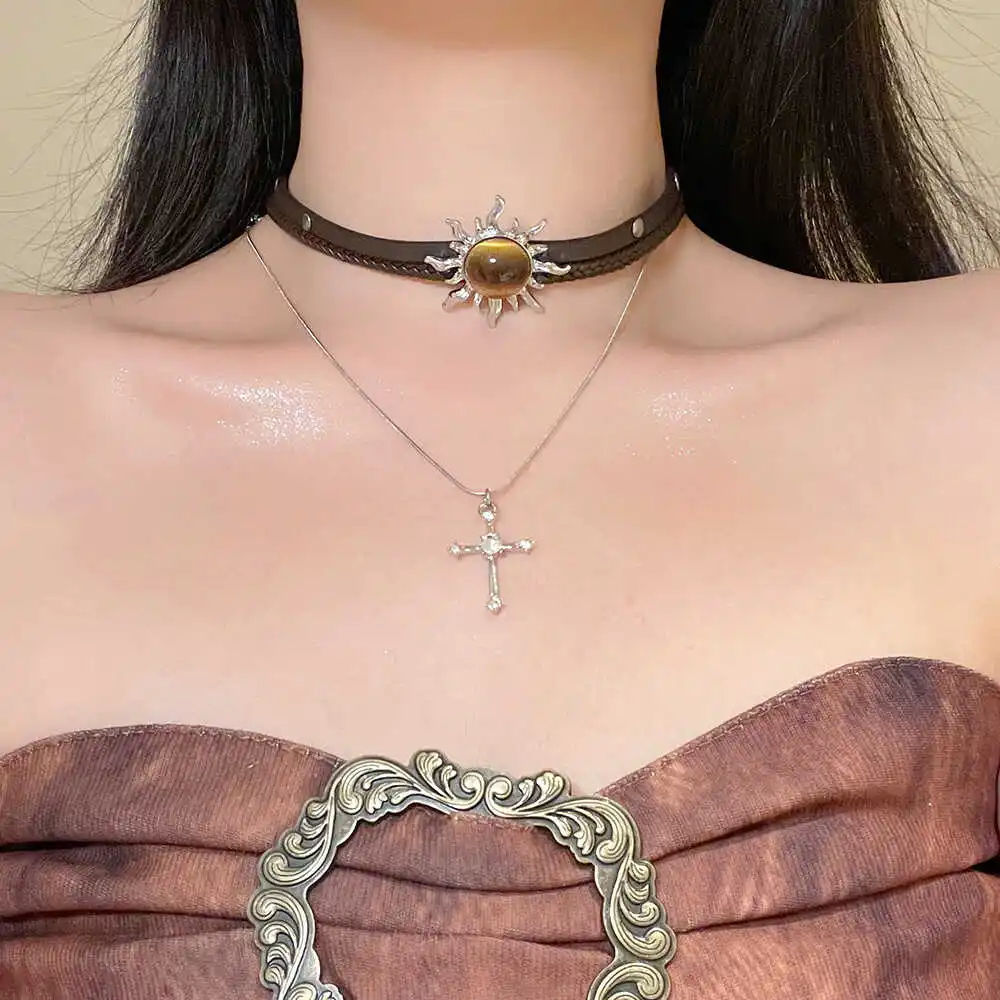 

Vintage Style Brown Leather Choker Necklace Female Luxury Minimalist Highend Clavicle Chain Accessory Trendy