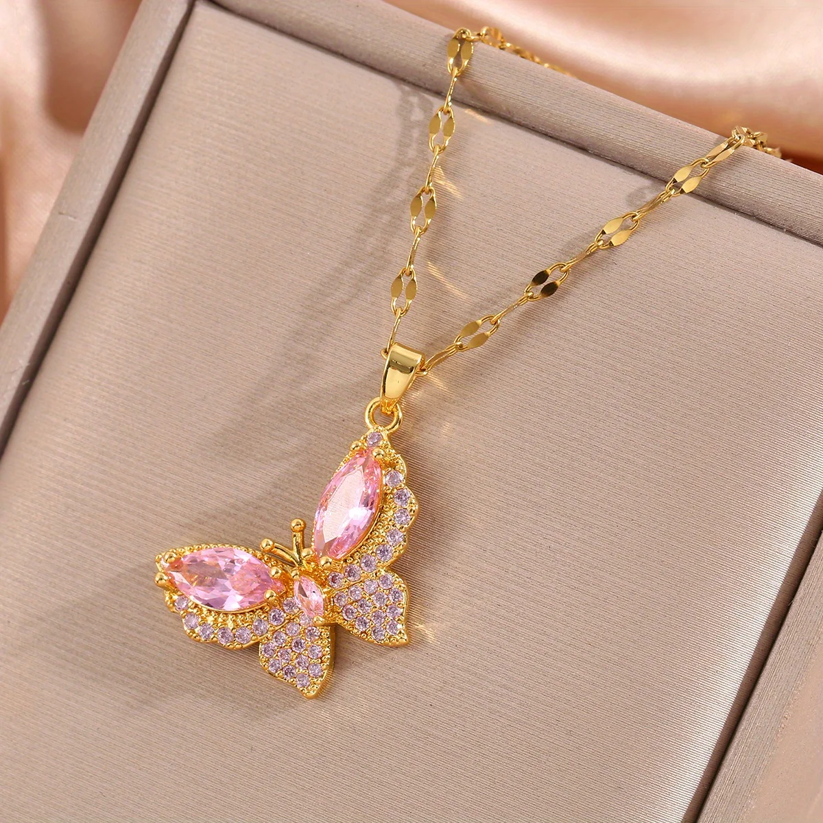 1 PcsRomantic Sweet Transparent Pink Butterfly Pendant Necklace, Charming Unisex Animal Jewelry Gift, Perfect for Many Occasions