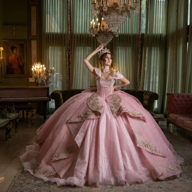 Robe Quinceanera rose brillant dentelle superposition épaules dénudées paillettes décalcomanie longue queue nœud robes de 15 Quinceanera ﻿ Personnalisé