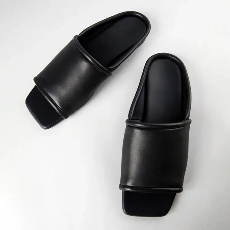 

Удобные дизайнерские тапочки на плоской подошве из мягкой кожи, женские летние легкие шлепанцы, белые пляжные сандалии на плоской подошве с открытым носком для женщин